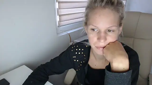 ElssaRush online show from September 9, 2025, 5:17 am