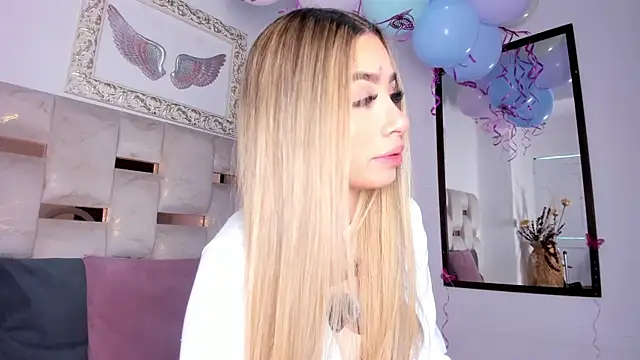 Snapshot of Lola_Blondie chatting on May 20, 2026, 11:51 am Lola Blondie online show from May 20, 2026, 11:51 am
