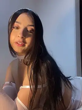 Snapshot of MagieeThomson chatting on October 6, 2025, 10:54 pm MagieeThomson online show from October 6, 2025, 10:54 pm