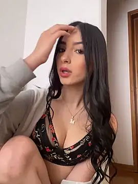 Snapshot of MagieeThomson chatting on October 8, 2025, 7:25 pm MagieeThomson online show from October 8, 2025, 7:25 pm