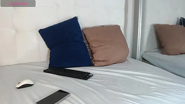 willow smitt online show from December 15, 2025, 12:22 pm