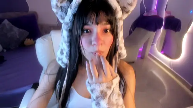 auroracute02 online show from December 1, 2025, 1:23 pm