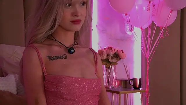 BellaSecrett online show from September 29, 2025, 3:06 pm