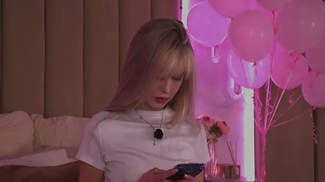 BellaSecrett online show from September 28, 2025, 2:24 pm