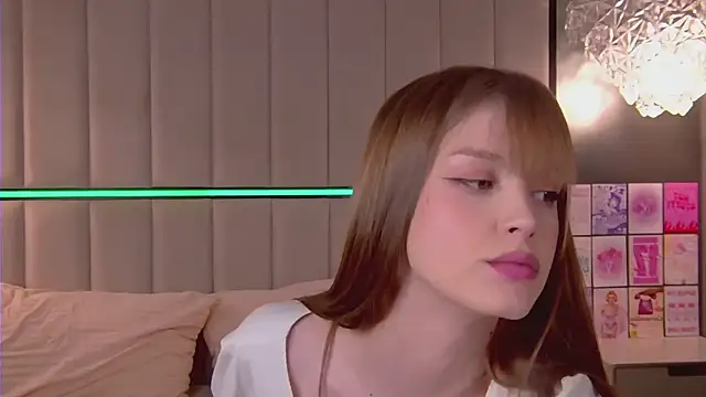 BellaSecrett online show from March 13, 2025, 2:33 pm