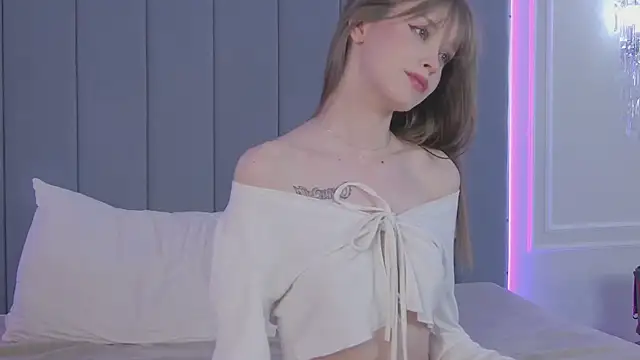 BellaSecrett online show from March 18, 2025, 10:15 pm