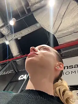 AlexisWhit online show from November 11, 2025, 9:04 am