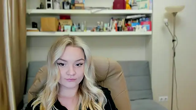 Kara Smith  online show from December 4, 2025, 11:04 pm