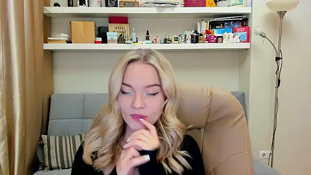 Kara Smith  online show from February 16, 2025, 9:27 pm