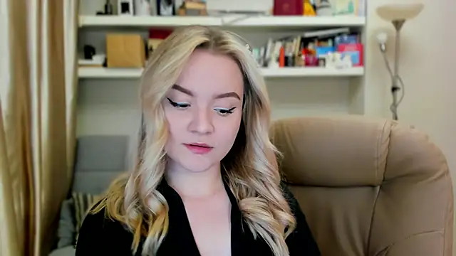 Kara Smith  online show from September 17, 2025, 11:07 pm