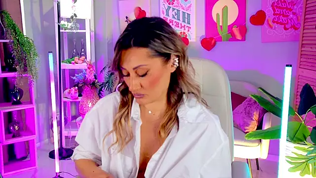 SarahAlluring online show from April 5, 2026, 12:01 pm