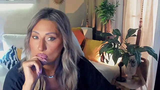 Snapshot of SarahAlluring chatting on July 19, 2026, 8:01 am SarahAlluring online show from July 19, 2026, 8:01 am