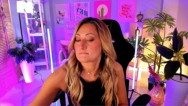 SarahAlluring online show from September 18, 2025, 1:03 pm