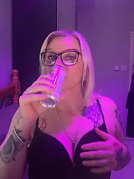 Curvy-Cleo online show from April 17, 2026, 8:22 pm