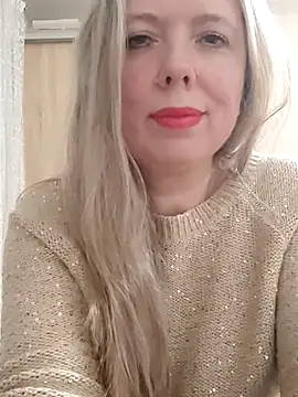 Irina3718 online show from November 12, 2025, 4:22 pm