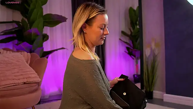 Snapshot of AnnastasiaMills chatting on November 11, 2025, 8:47 pm AnnastasiaMills online show from November 11, 2025, 8:47 pm