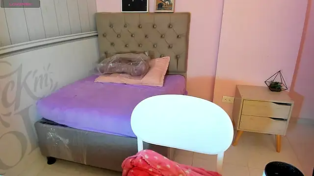 Tania Duque online show from September 25, 2025, 1:17 pm