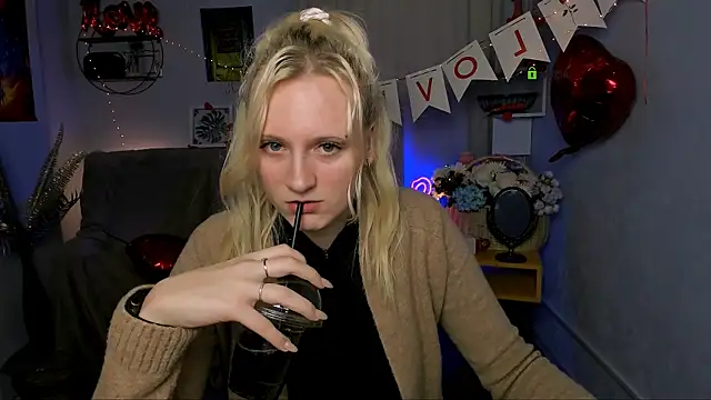 madam uliis online show from February 18, 2026, 5:42 pm