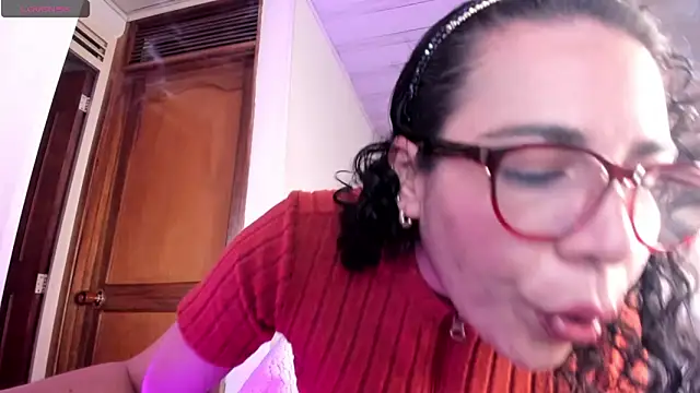 Snapshot of mia_velvet1 chatting on May 6, 2026, 12:53 pm mia velvet1 online show from May 6, 2026, 12:53 pm