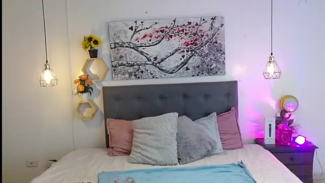 Rose Thompson1 online show from December 5, 2025, 1:43 pm