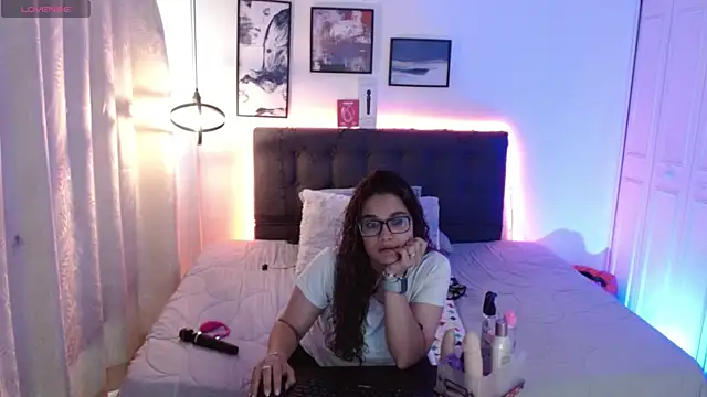 Rose Thompson1 online show from December 3, 2025, 2:27 pm