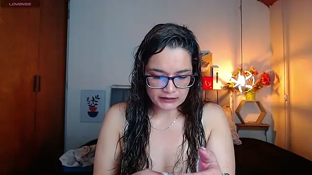 Rose Thompson1 online show from September 9, 2025, 1:42 pm