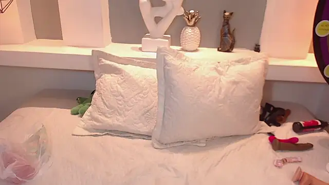 milu w4llace online show from September 20, 2025, 1:32 am