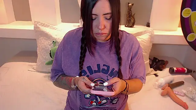 milu w4llace online show from September 26, 2025, 12:17 am