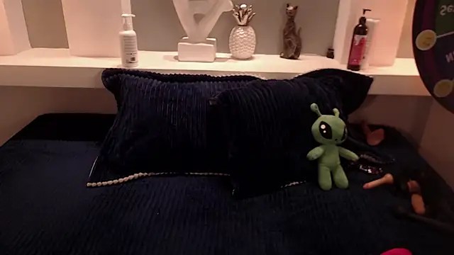 milu w4llace online show from October 25, 2025, 12:43 am