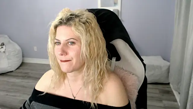 Snapshot of BellaStar84 chatting on December 22, 2025, 11:43 am BellaStar84 online show from December 22, 2025, 11:43 am