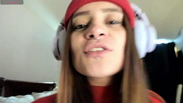 Snapshot of Hat_girl chatting on May 22, 2026, 9:35 pm Hat girl online show from May 22, 2026, 9:35 pm