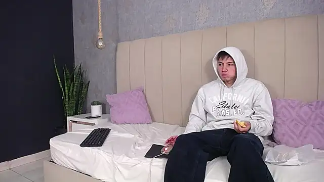 sweet paradisew online show from March 22, 2025, 1:30 pm