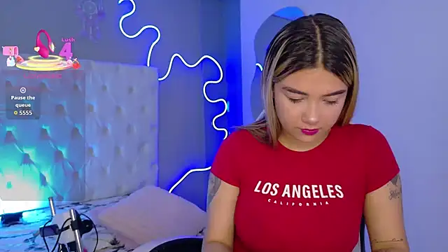 natasha  black online show from November 7, 2025, 7:40 pm