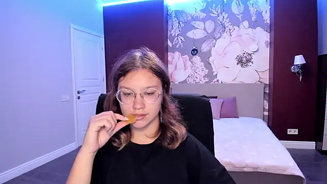 AngelinaLow online show from September 8, 2025, 6:18 pm