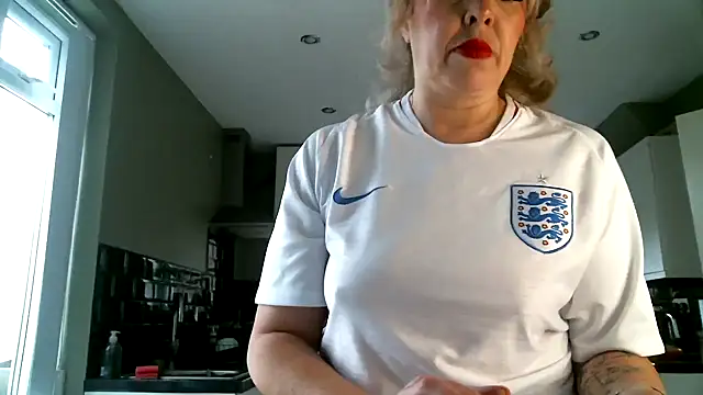 Snapshot of MissHoneyPenny chatting on June 17, 2026, 8:58 am MissHoneyPenny online show from June 17, 2026, 8:58 am