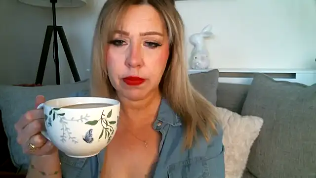 MissHoneyPenny online show from April 24, 2026, 9:44 am