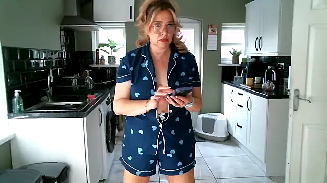 Snapshot of MissHoneyPenny chatting on July 10, 2026, 8:47 am MissHoneyPenny online show from July 10, 2026, 8:47 am