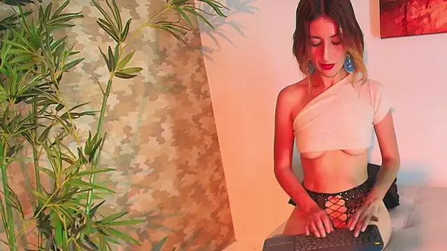 EmmaReyez online show from March 18, 2025, 3:33 pm