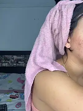 Snapshot of Candy_Roose chatting on March 22, 2025, 1:22 am Candy Roose online show from March 22, 2025, 1:22 am