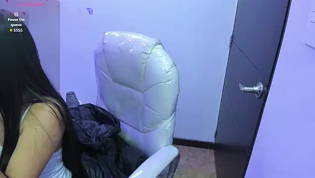 Pretty Johnson  online show from March 12, 2026, 11:36 am