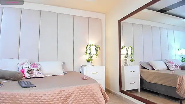 princesssammy2 online show from October 14, 2025, 9:47 pm