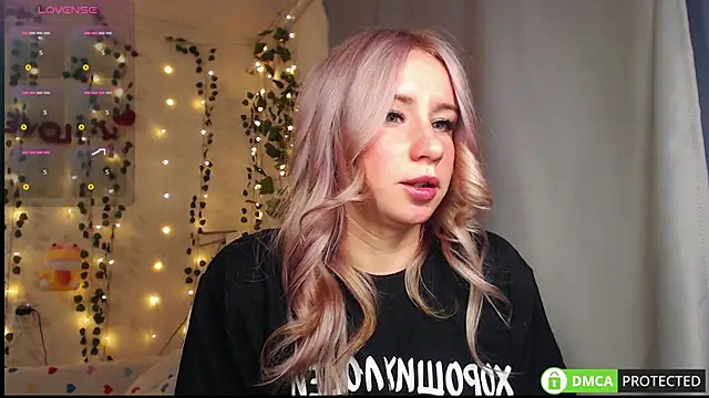 Mia  Kitty online show from September 21, 2025, 3:50 pm