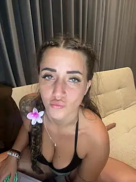 DarkVelvet online show from April 14, 2026, 3:39 pm