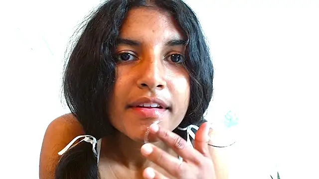 Snapshot of YuliethPetite chatting on March 21, 2025, 5:02 pm YuliethPetite online show from March 21, 2025, 5:02 pm