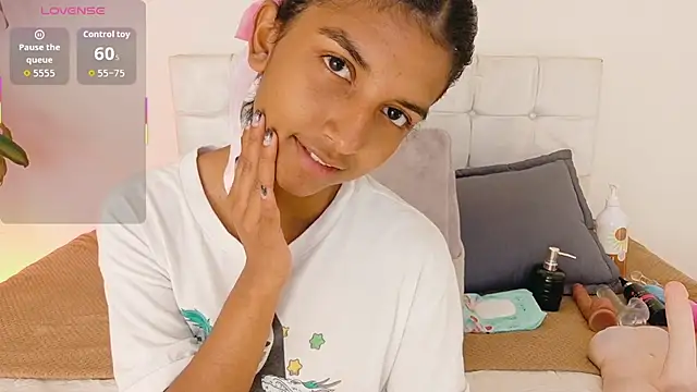 Snapshot of YuliethPetite chatting on September 19, 2025, 4:55 pm YuliethPetite online show from September 19, 2025, 4:55 pm