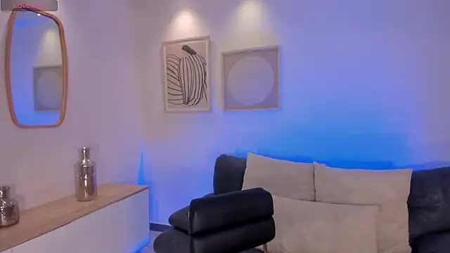 CandaseRussell online show from April 17, 2026, 3:42 am