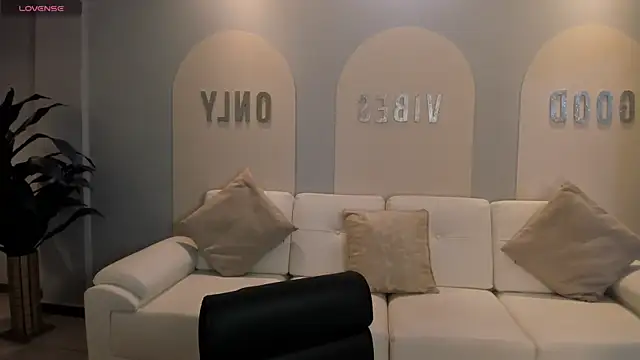 AmaliaCrus online show from November 20, 2025, 8:42 pm