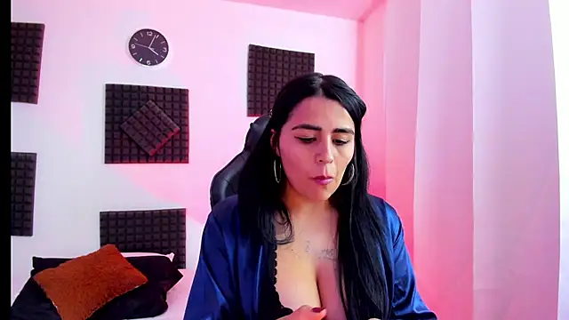 hannarusso online show from October 8, 2025, 9:04 pm