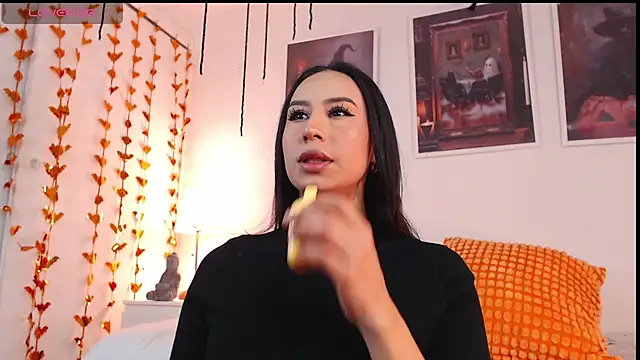 Valen ross  online show from October 6, 2025, 9:15 pm