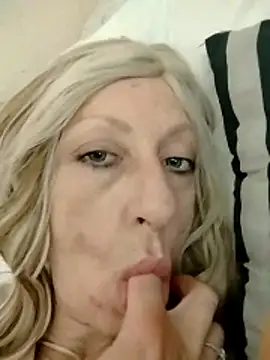 Ninfomom online show from November 19, 2025, 7:47 pm